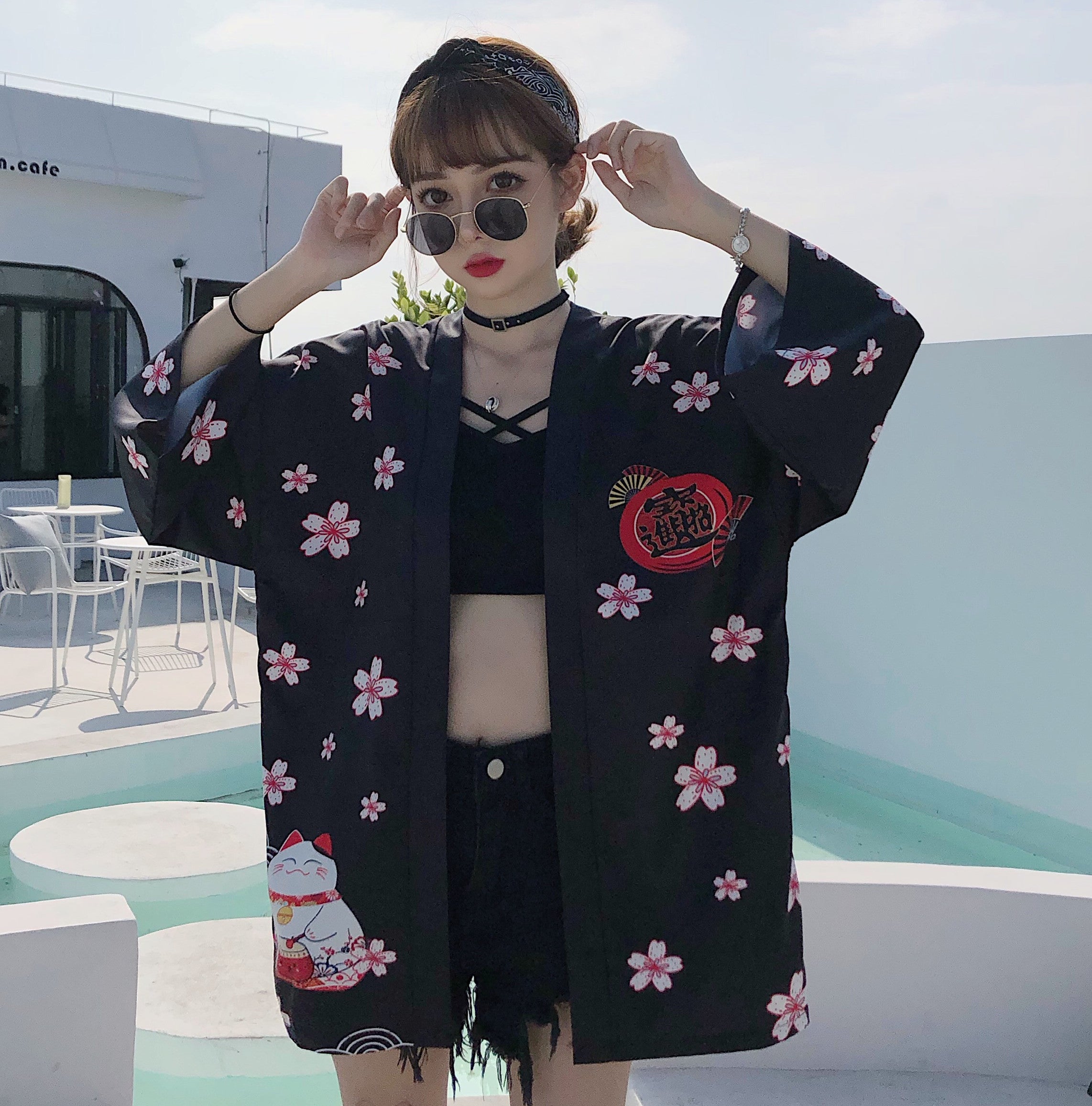 Kimono japonais « Lucky Cat » – Veste légère à motifs Maneki Neko & fleurs de cerisier