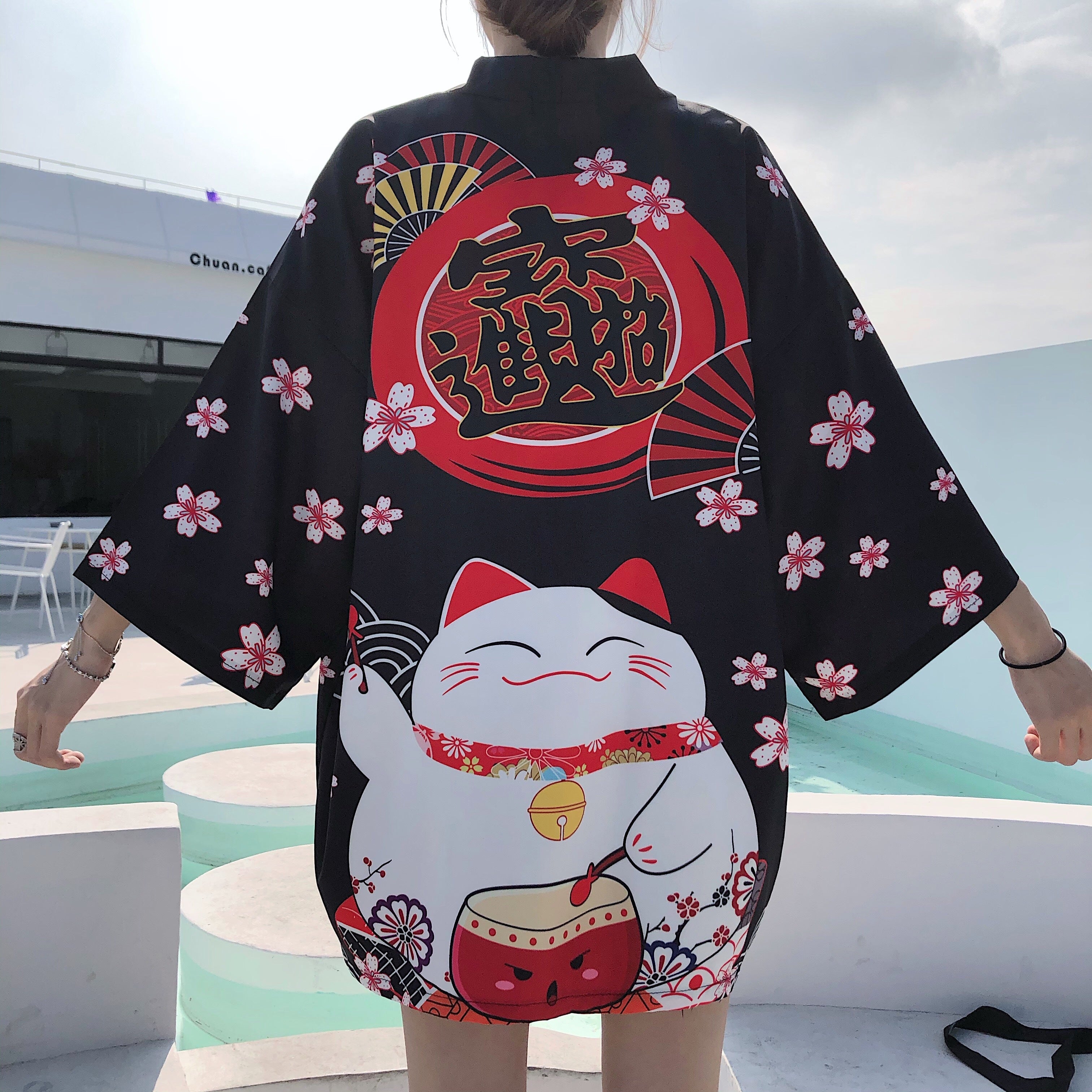 Kimono japonais « Lucky Cat » – Veste légère à motifs Maneki Neko & fleurs de cerisier