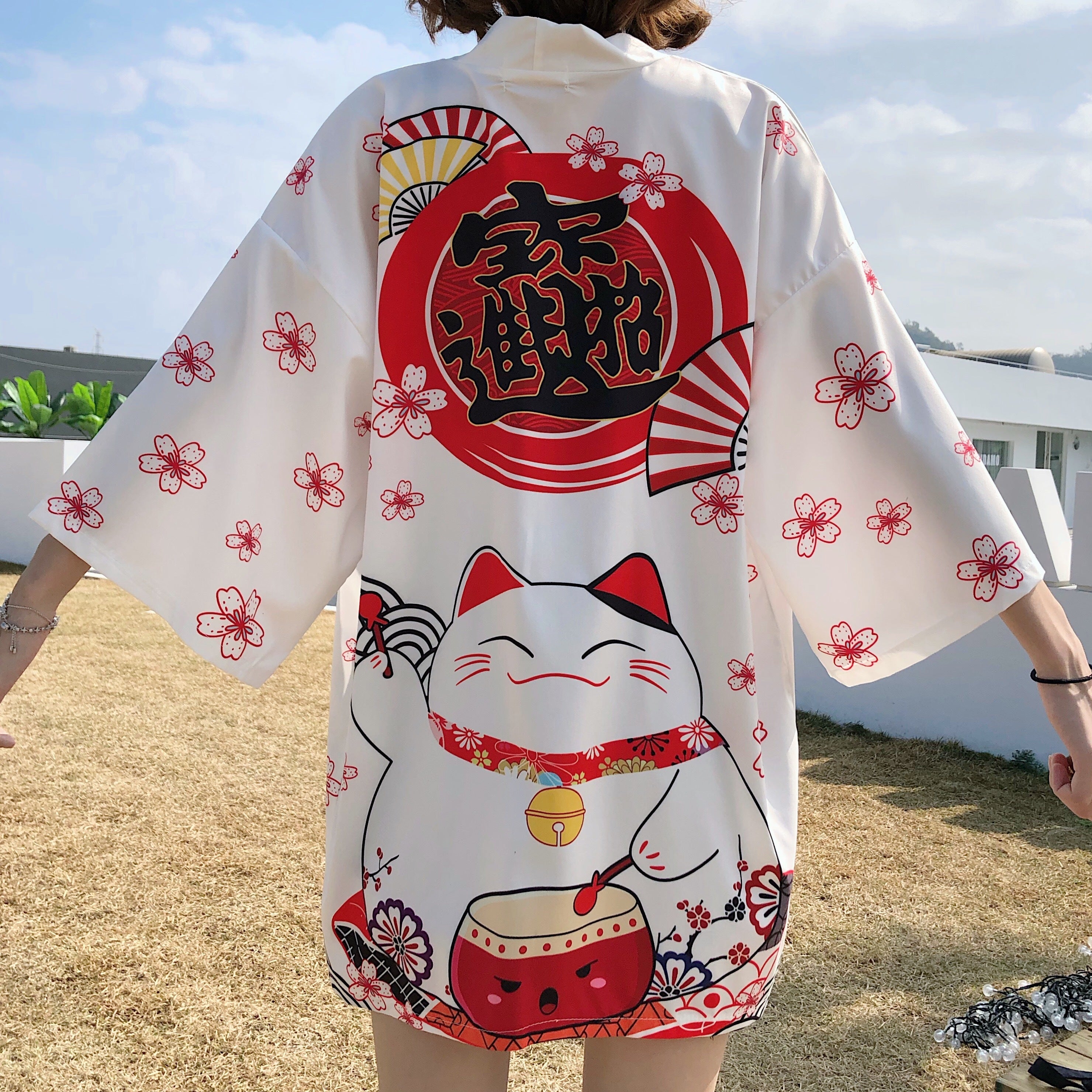 Kimono japonais « Lucky Cat » – Veste légère à motifs Maneki Neko & fleurs de cerisier