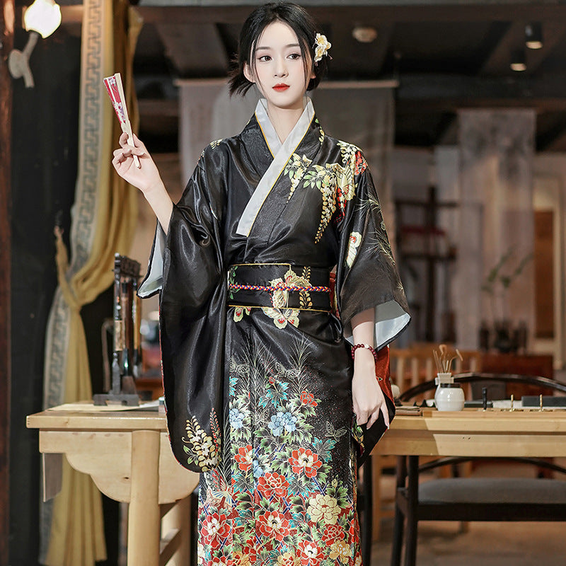 Kimono japonais en satin – Modèle long « Hana » à motifs floraux