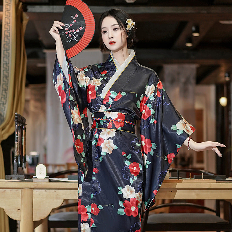 Kimono japonais en satin – Modèle long « Hana » à motifs floraux