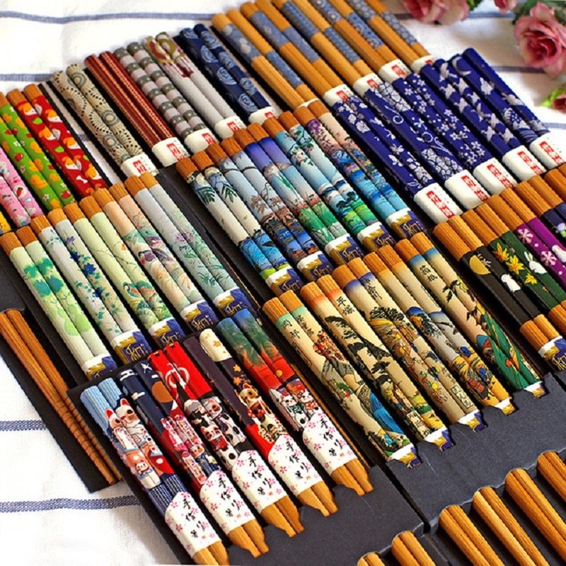 Set de Baguettes Japonaises en Bambou – Coffret de 5 Paires avec Motifs Traditionnels et Personnages Japonais