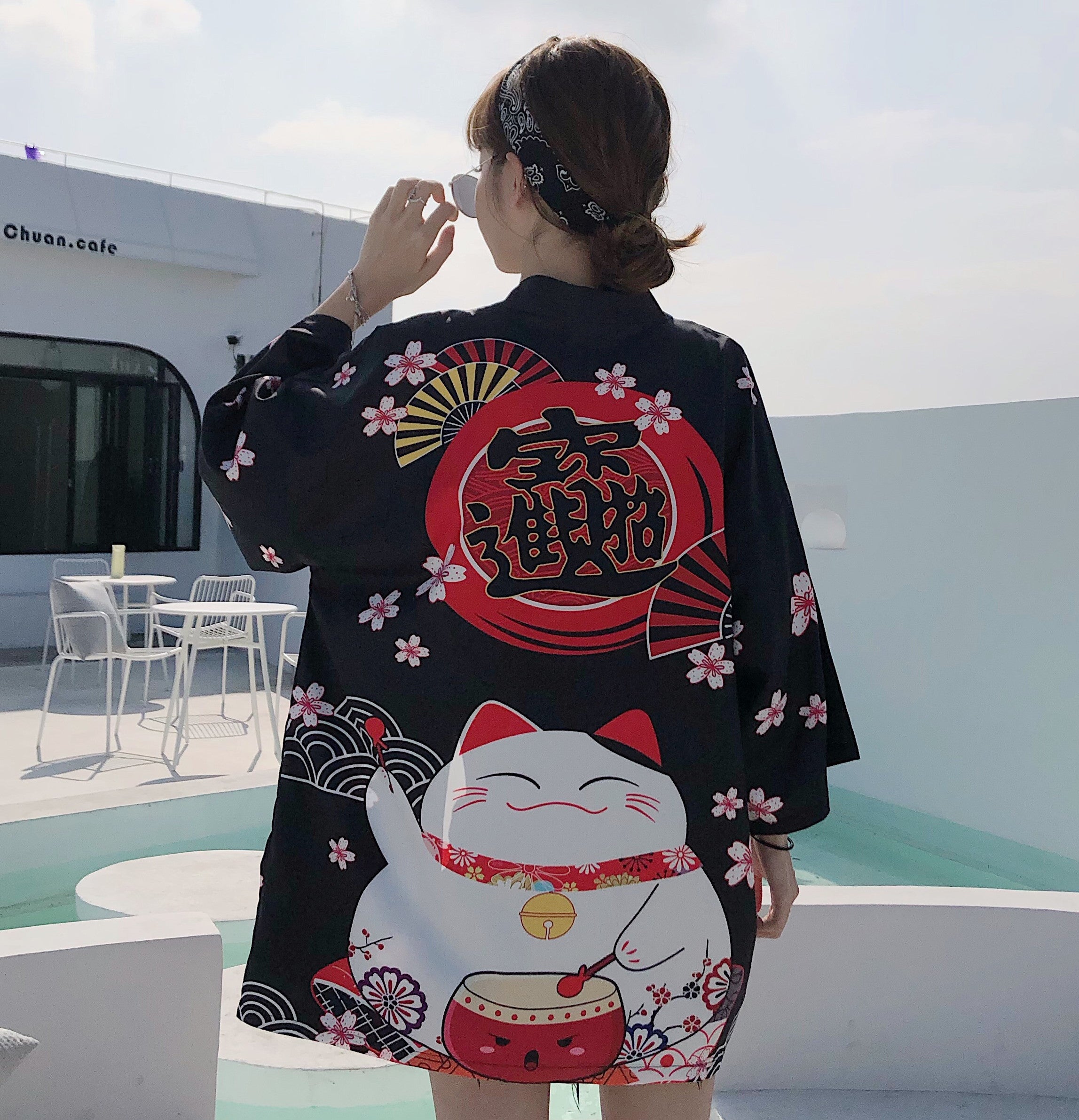 Kimono japonais « Lucky Cat » – Veste légère à motifs Maneki Neko & fleurs de cerisier