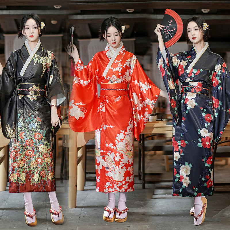 Kimono japonais en satin – Modèle long « Hana » à motifs floraux