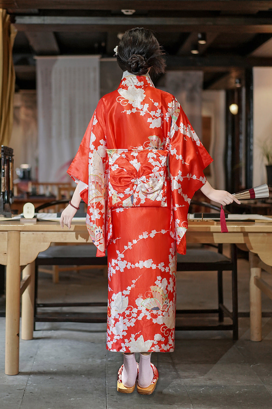 Kimono japonais en satin – Modèle long « Hana » à motifs floraux